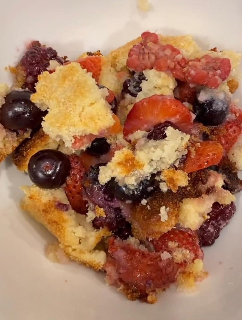 Keto Berry Dump Cake Dieter24