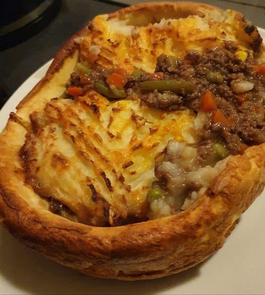 Homemade air fryer cottage pie with cheesy mash - Dieter24